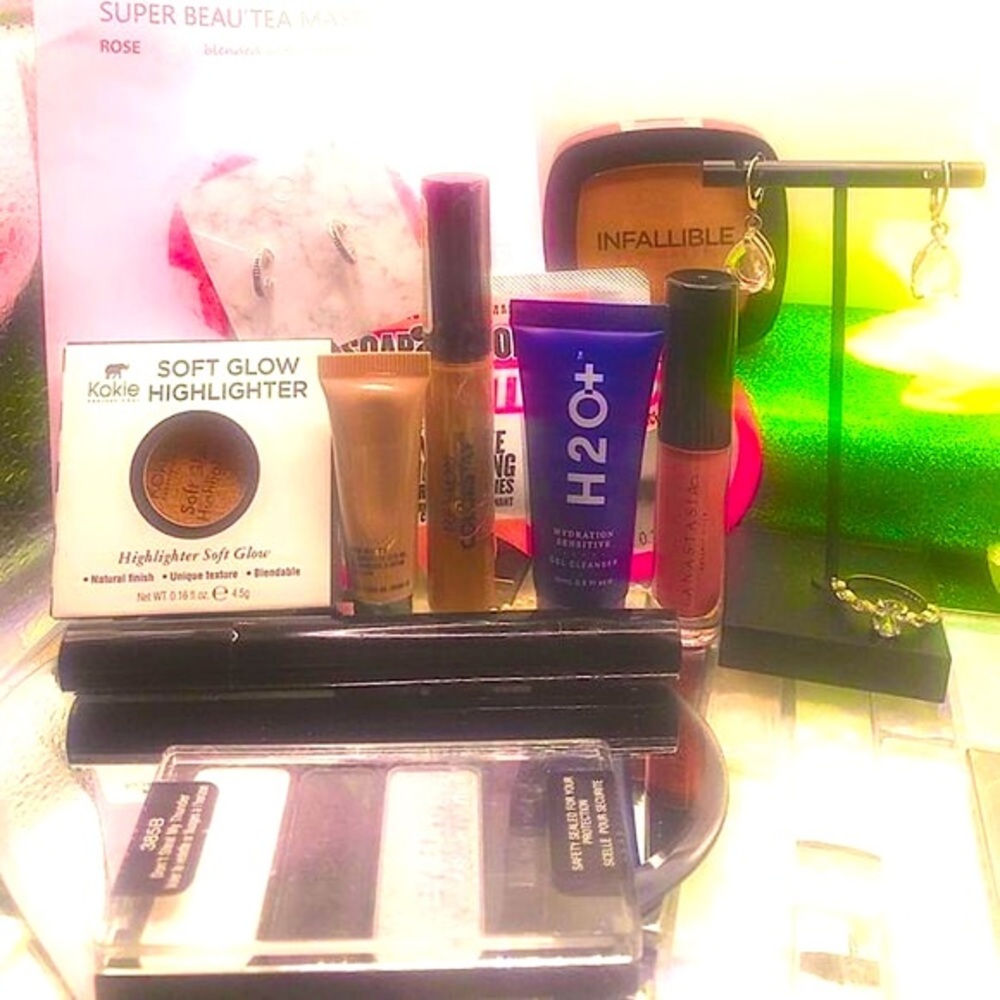 EyeShadow Makeup Bundle
L'Oréal, kokie, Anastasia + More
Brand New